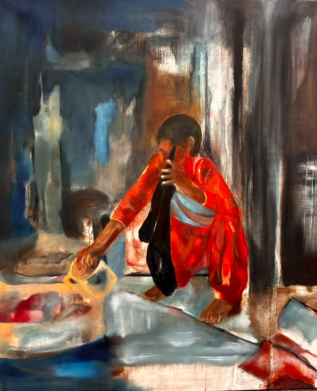 Figuur in rood: een gehurkte figuur in een rood kleed die iets aanreikt, tussen blauwe en grijze verticale halen.