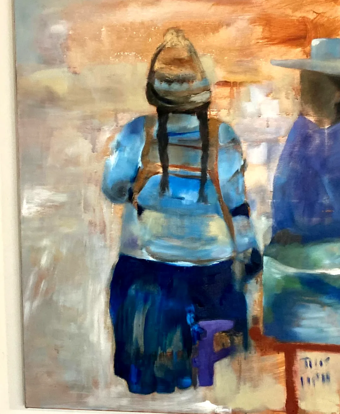 Onderweg: twee vrouwen in blauwe kleren met hoed en lange vlechten, van achteren gezien.