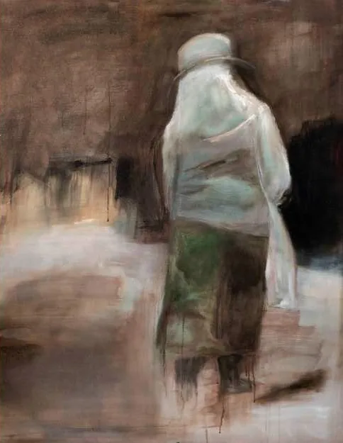 Witte gestalte: een figuur in het wit met hoed, van achteren gezien, in een bruine mist.